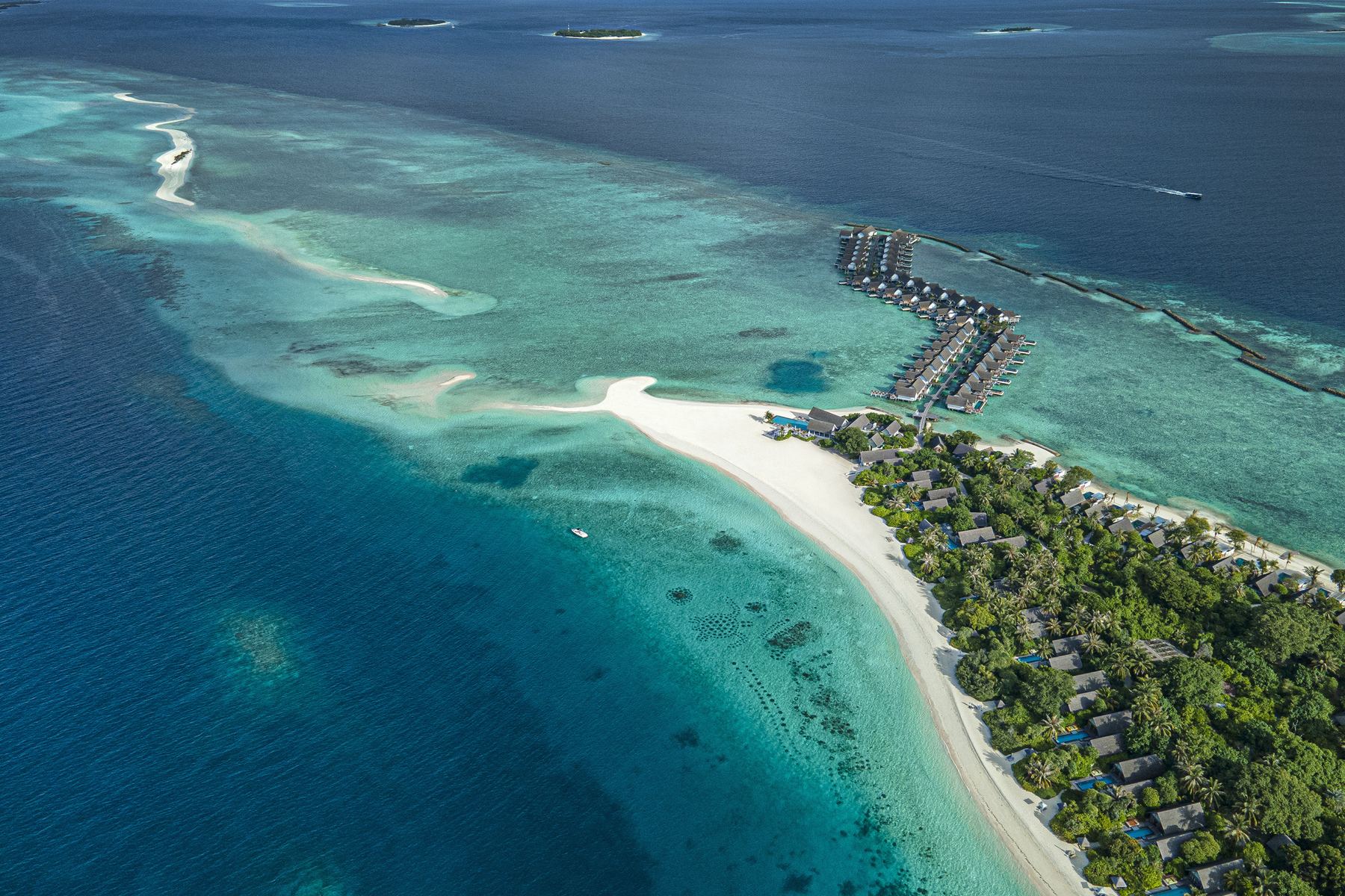 Four Seasons Landaa Giraavaru: остров с воздуха, лагуна и виллы на воде