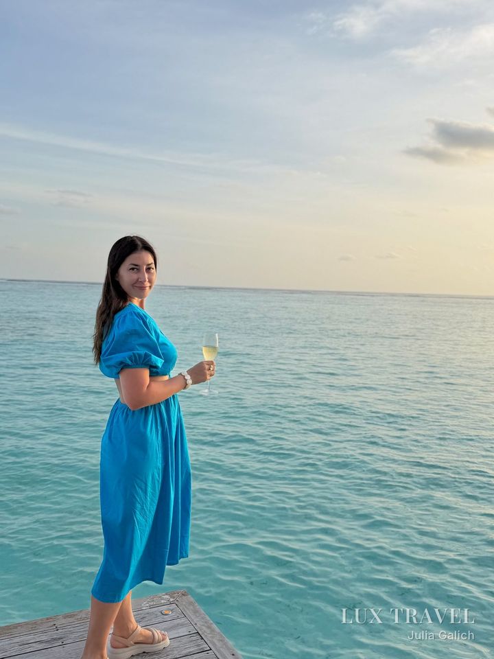 Юлия Галич, основатель Lux Travel, на пирсе у океана