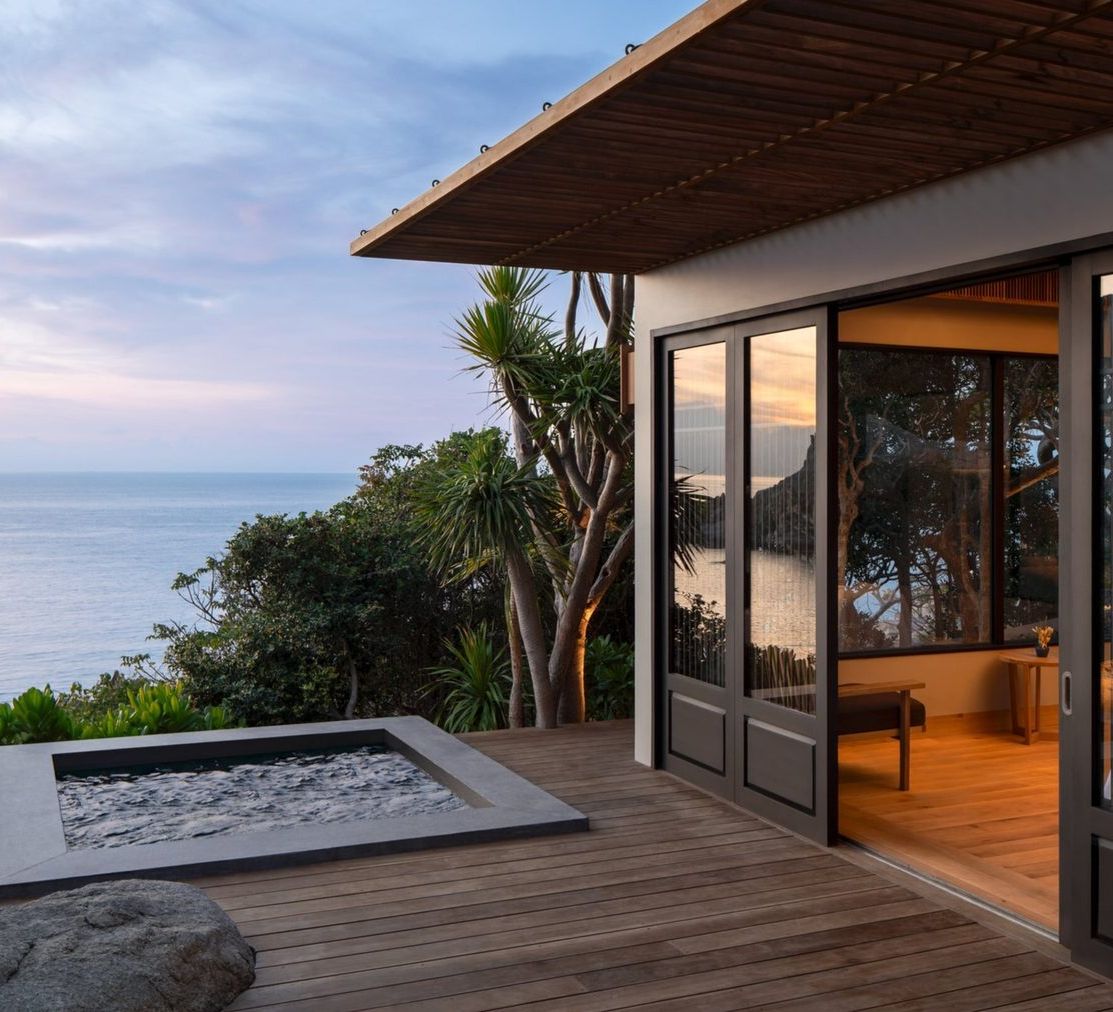 Ocean Pool Villa вечером
