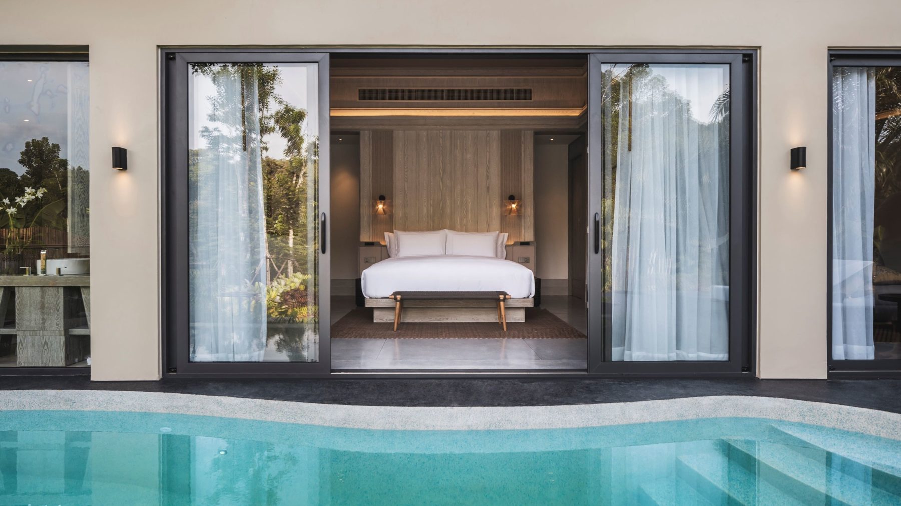 Anantara Koh Yao Yai — Wellness Lagoon Pool Villa: спальня открывается прямо к частному бассейну