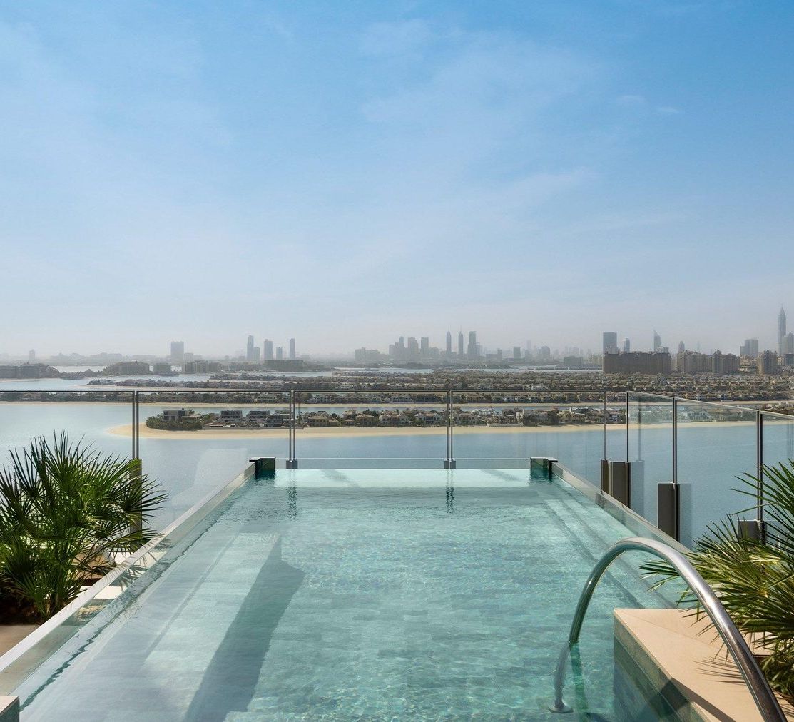 Sky Pool Villa — терраса с бассейном