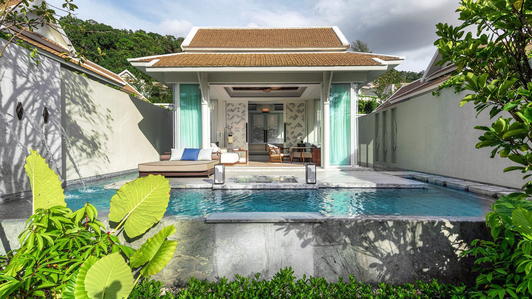 Banyan Tree Krabi — вилла Beachfront Pool с бассейном среди зелени