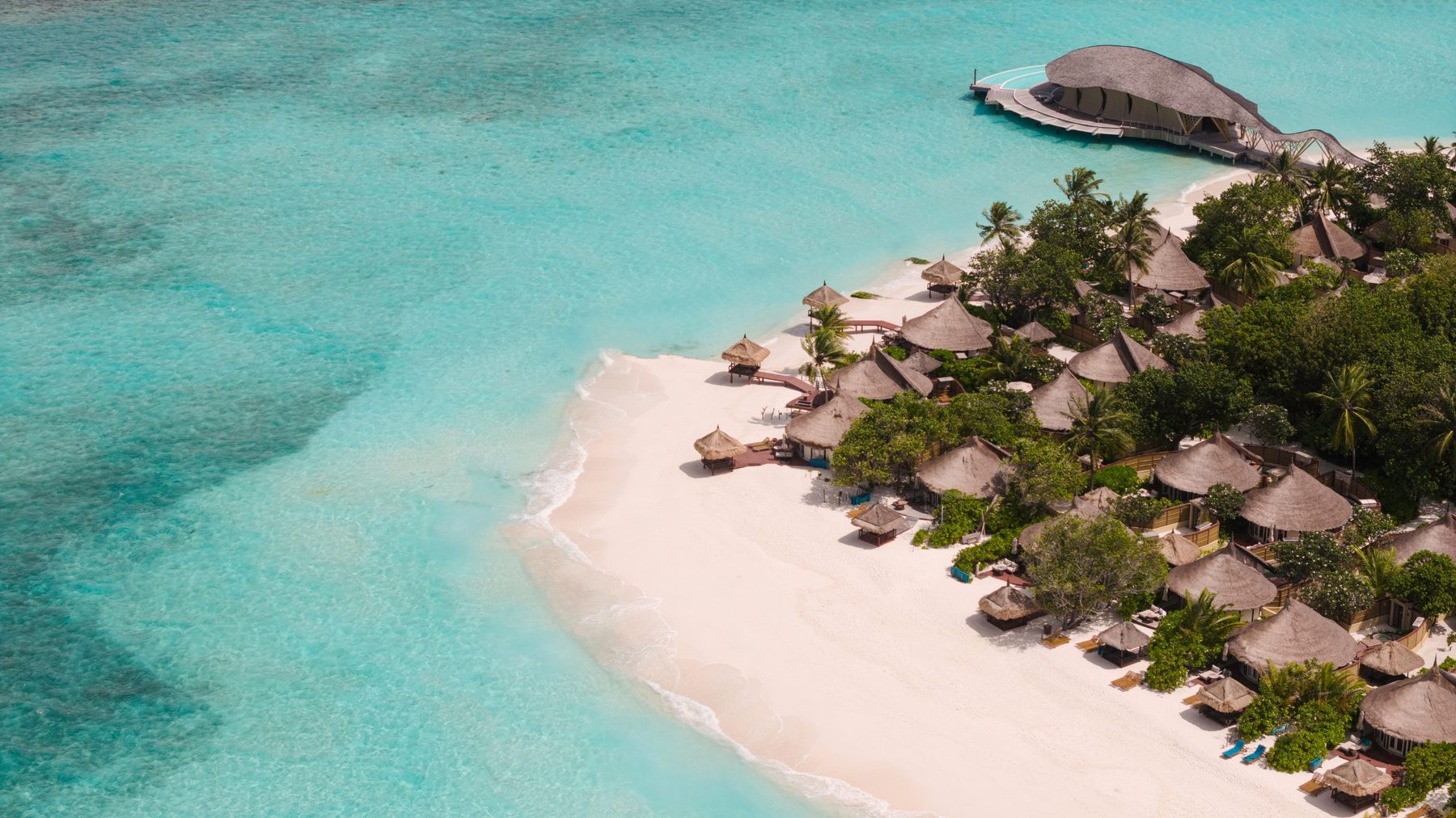 Пляжные виллы Banyan Tree Vabbinfaru вдоль песчаной косы, вид с воздуха, атолл Северный Мале