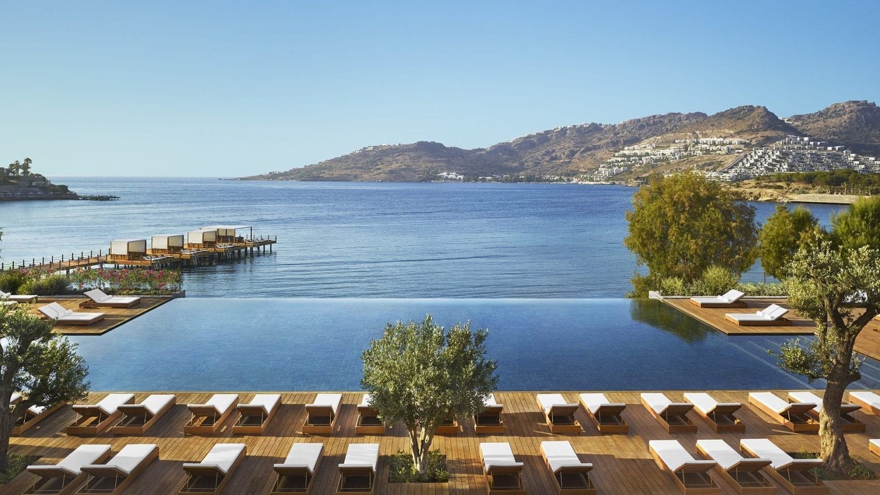 The Bodrum EDITION — бассейн-инфинити над бухтой Ялыкавака