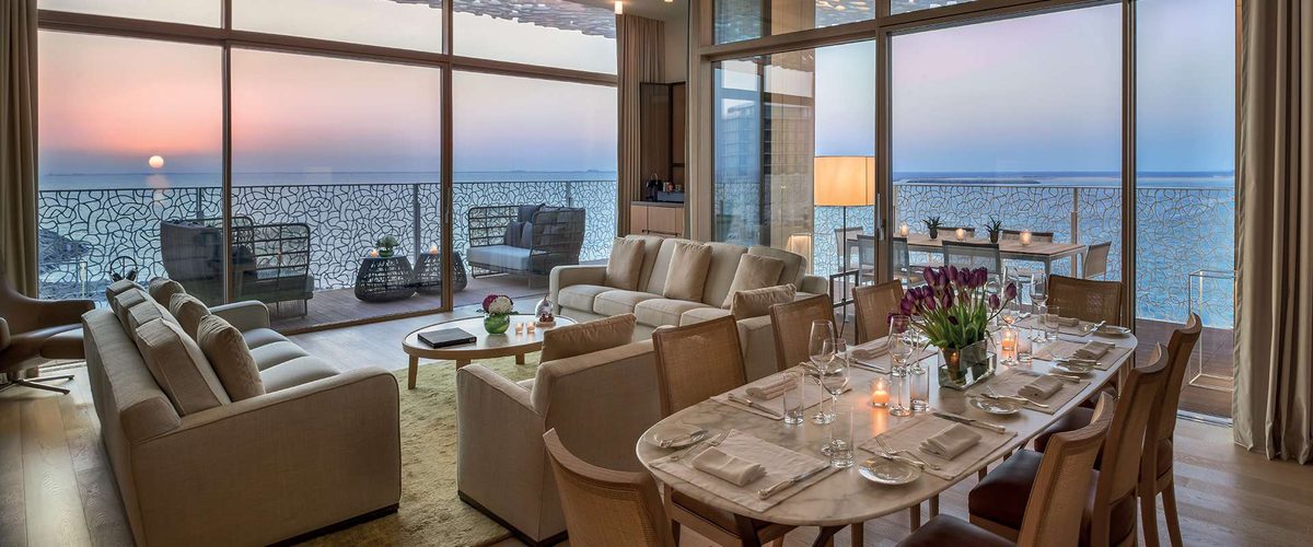 Bvlgari Resort Dubai — гостиная люкса на закате