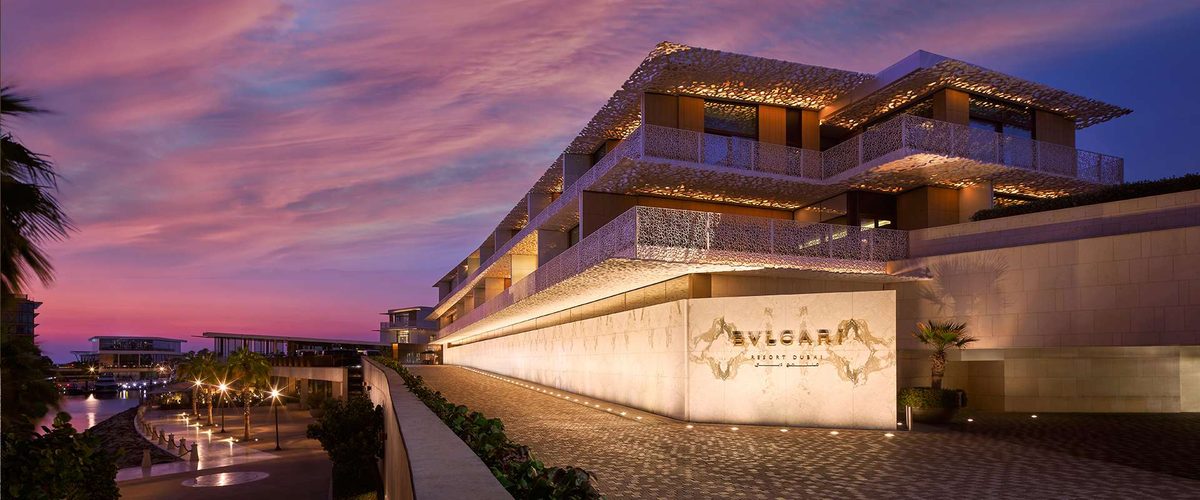 Bvlgari Resort Dubai — фасад отеля вечером