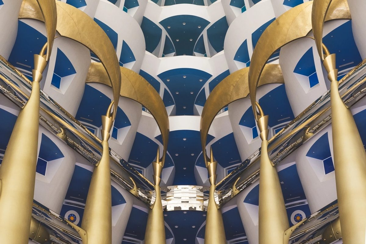 Burj al Arab — золотые колонны атриума