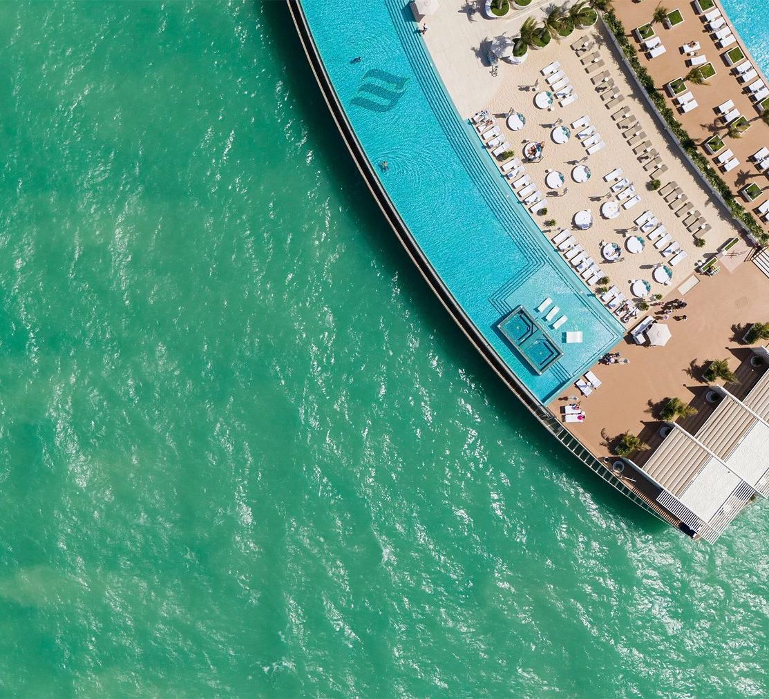 Терраса Burj Al Arab с бассейнами с высоты
