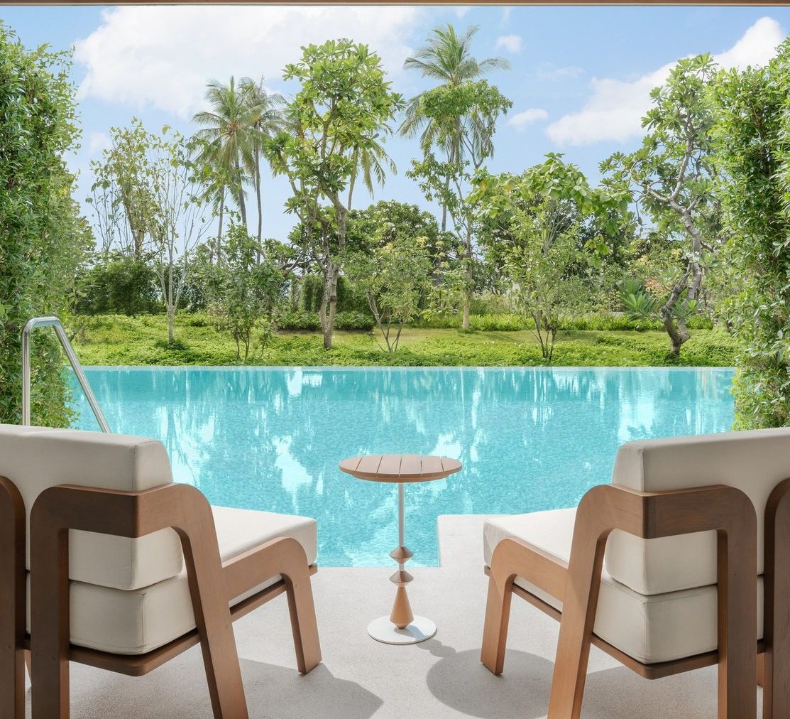 Deluxe Pool Access, 48 м² — терраса с выходом в бассейн курорта