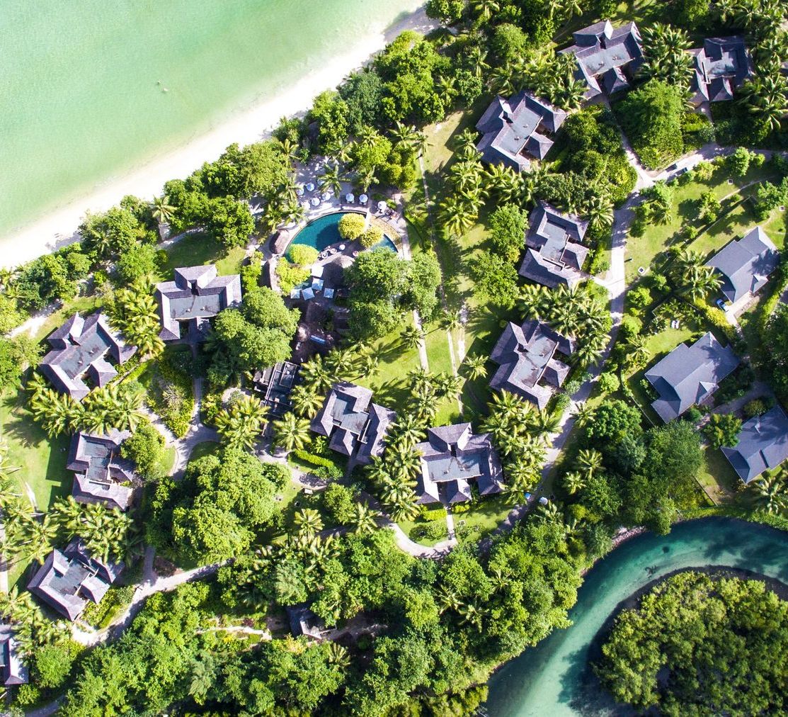 Курорт с воздуха: виллы в зелени и лагуна