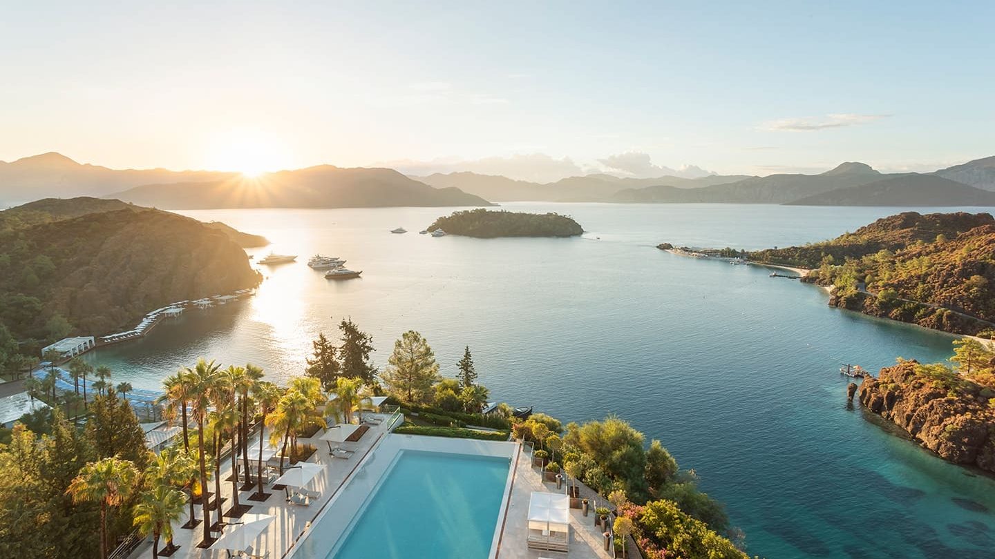 D Maris Bay — бухта и бассейн курорта на закате