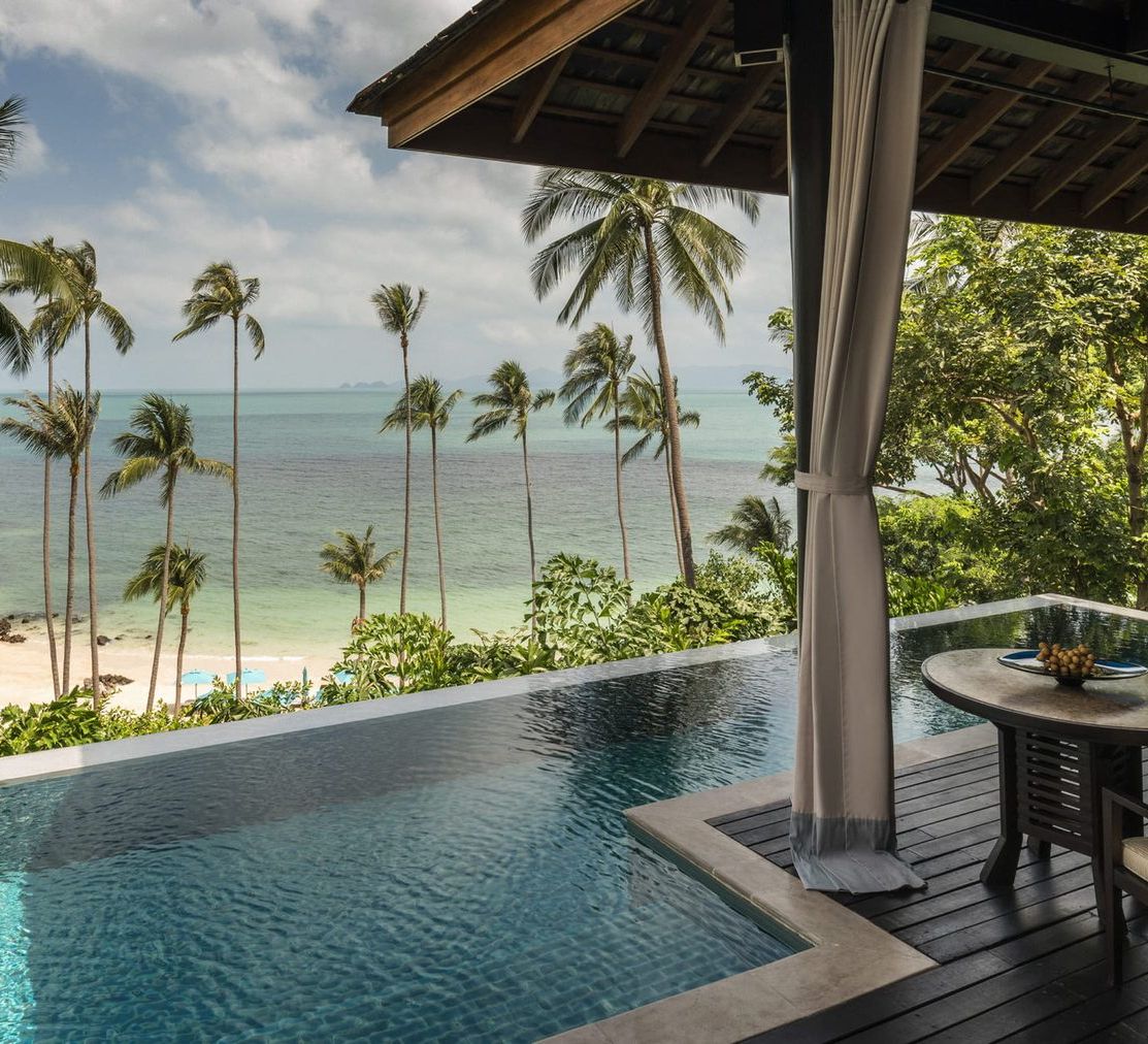 Вилла Oceanfront Pool: терраса с бассейном и пляж