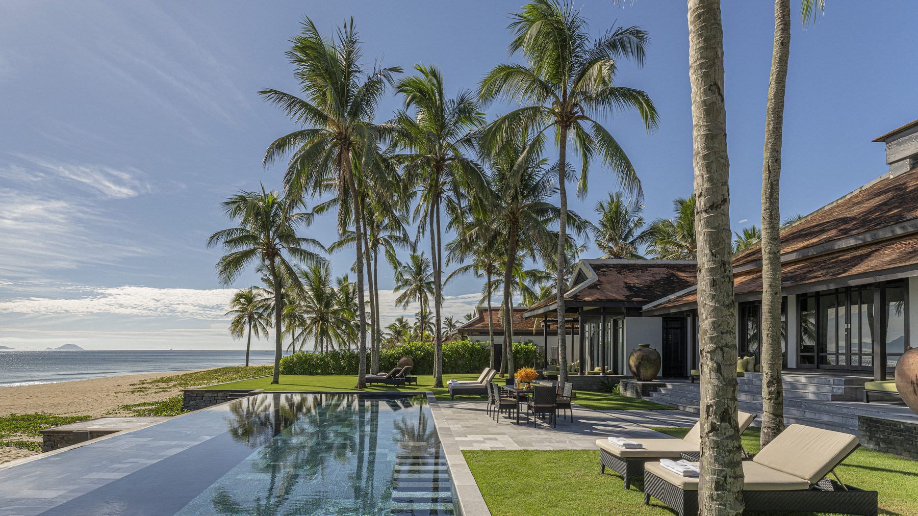 Four Seasons The Nam Hai — вилла с бассейном в саду у пляжа Хами