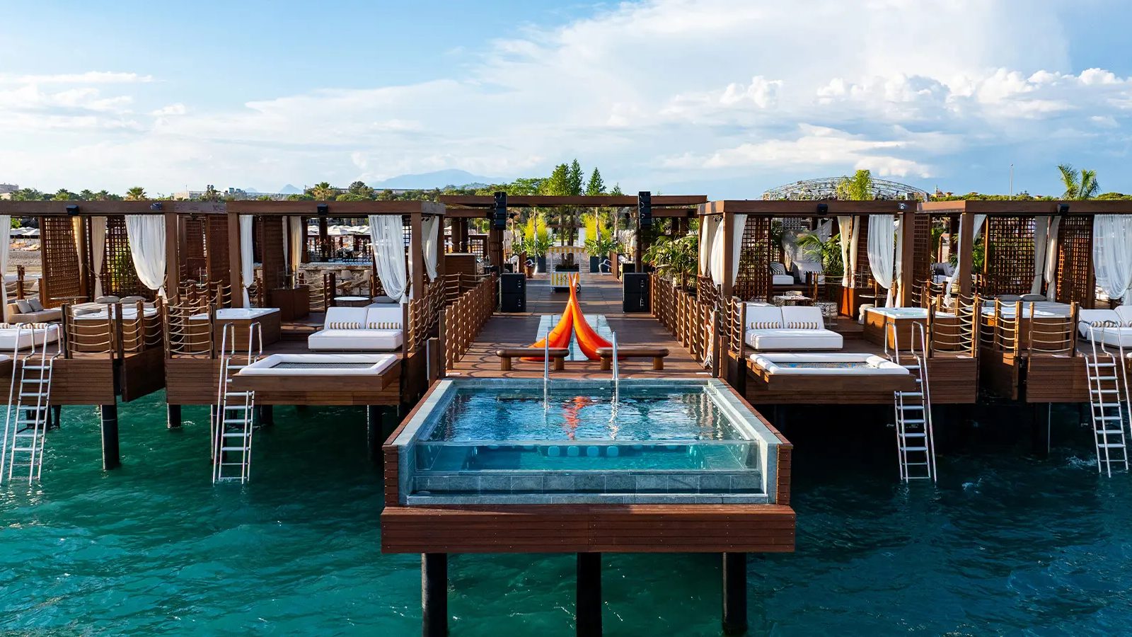 Gloria Serenity Resort — павильоны на пирсе над морем