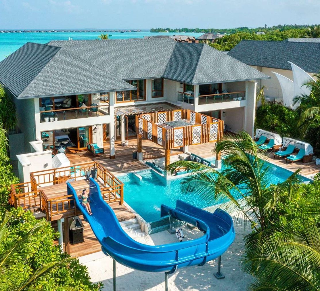 Sultan Beach Residence: бассейн с горкой