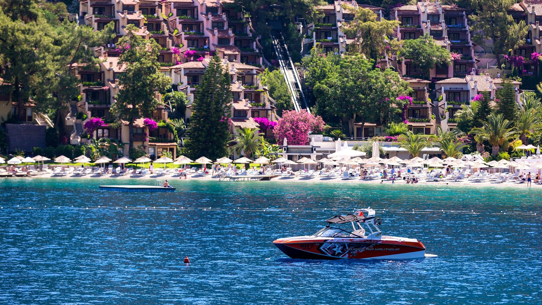 Hillside Beach Club — курорт на склоне бухты Калемья и главный пляж