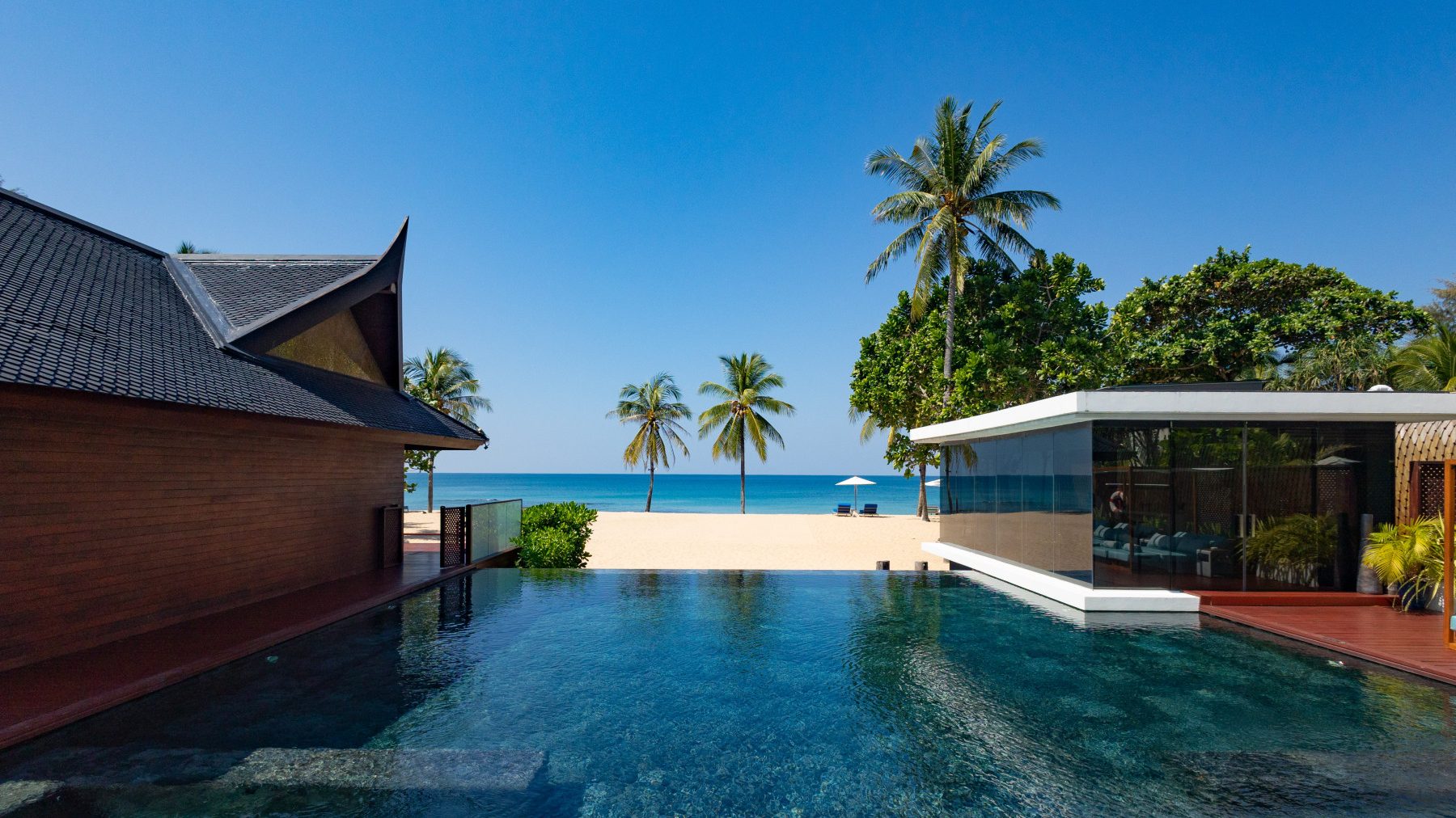 Iniala Beach House — бассейн-инфинити Collector's Villa и пляж Натай