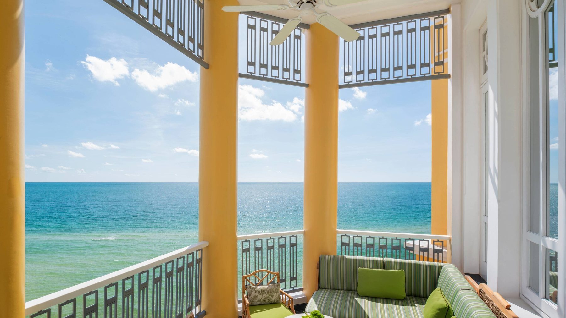JW Marriott Phu Quoc Emerald Bay — балкон номера над пляжем Кхем