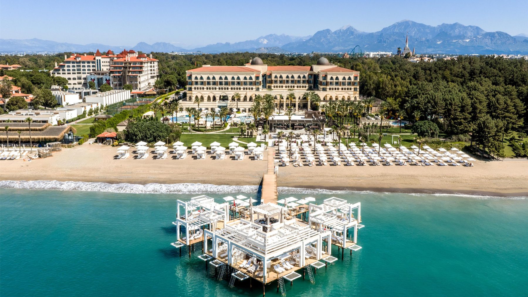 Kempinski The Dome Belek — корпус с куполом и бассейн у моря
