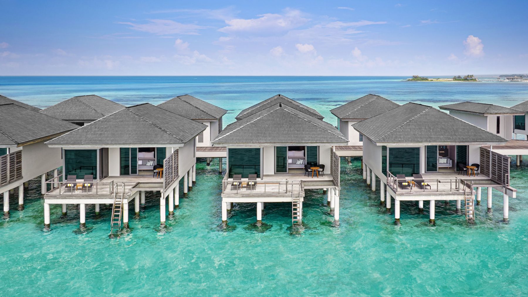 Виллы на воде Le Méridien Maldives Resort & Spa над лагуной атолла Лавияни
