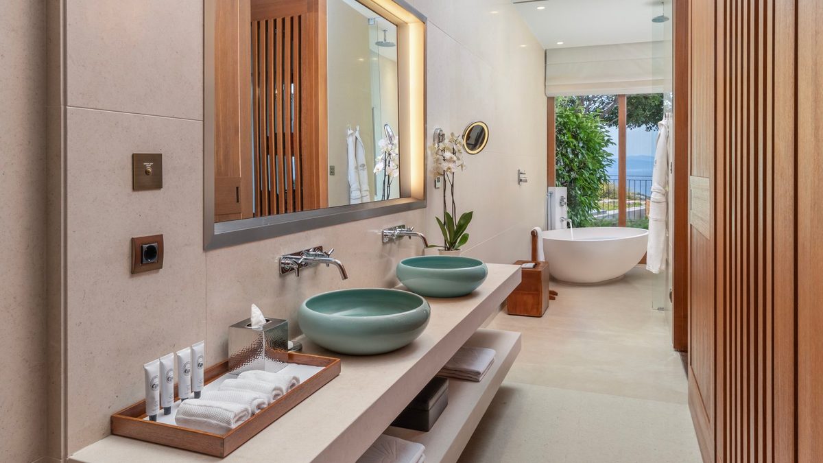 Mandarin Oriental Bodrum — ванная комната с видом на залив