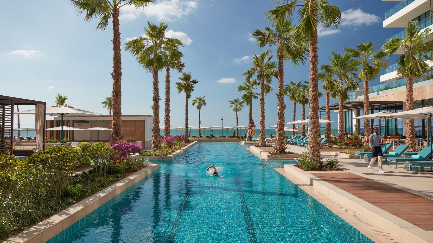 Mandarin Oriental Jumeira — бассейн с пальмами