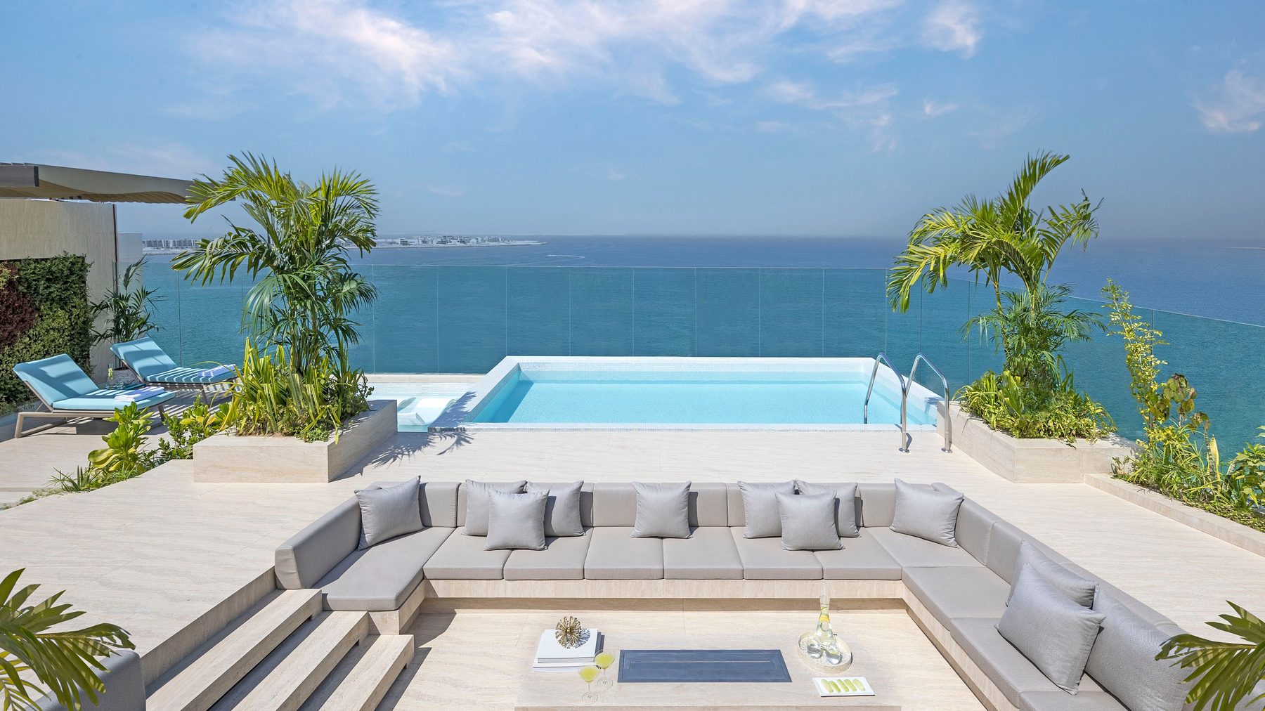 Mandarin Oriental Jumeira — терраса Royal Penthouse с бассейном