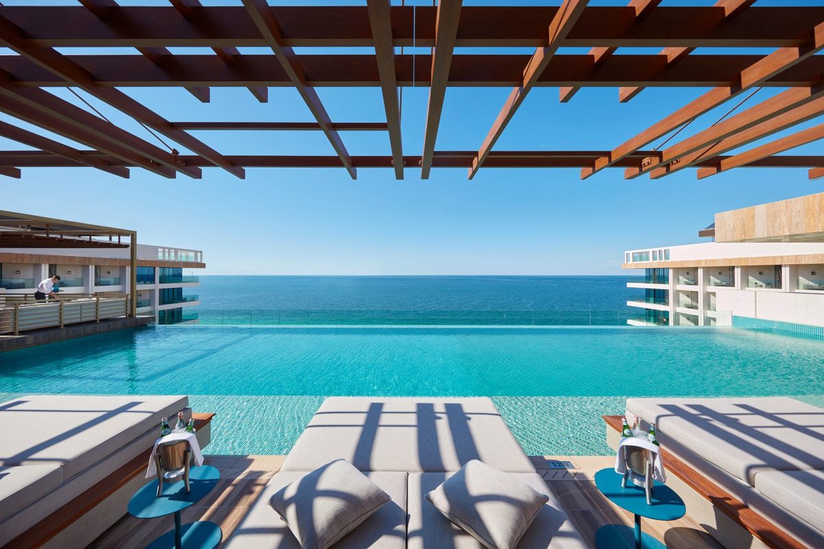 Mandarin Oriental Jumeira — бассейн с видом на океан