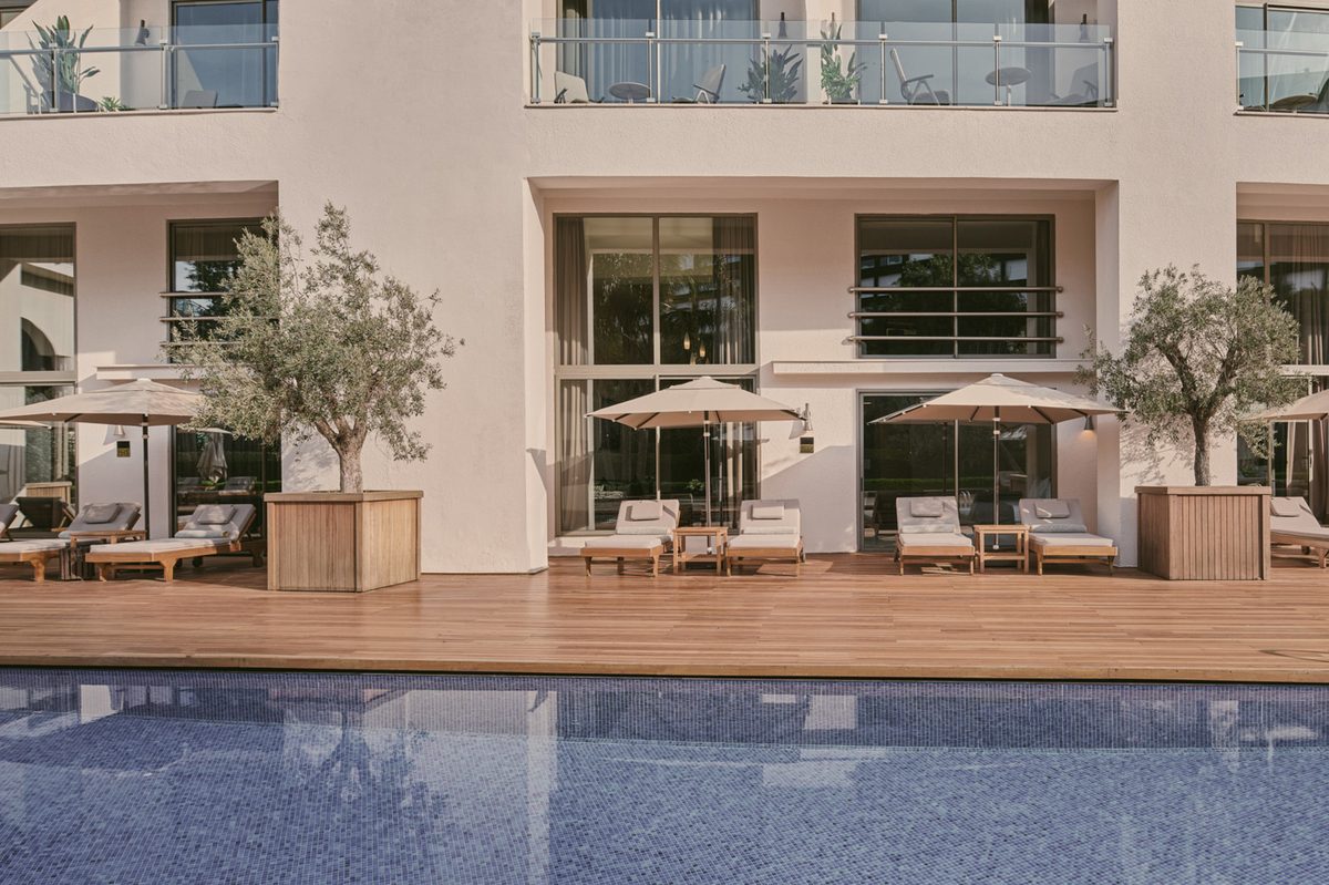 Maxx Royal Belek — корпус отеля у бассейна