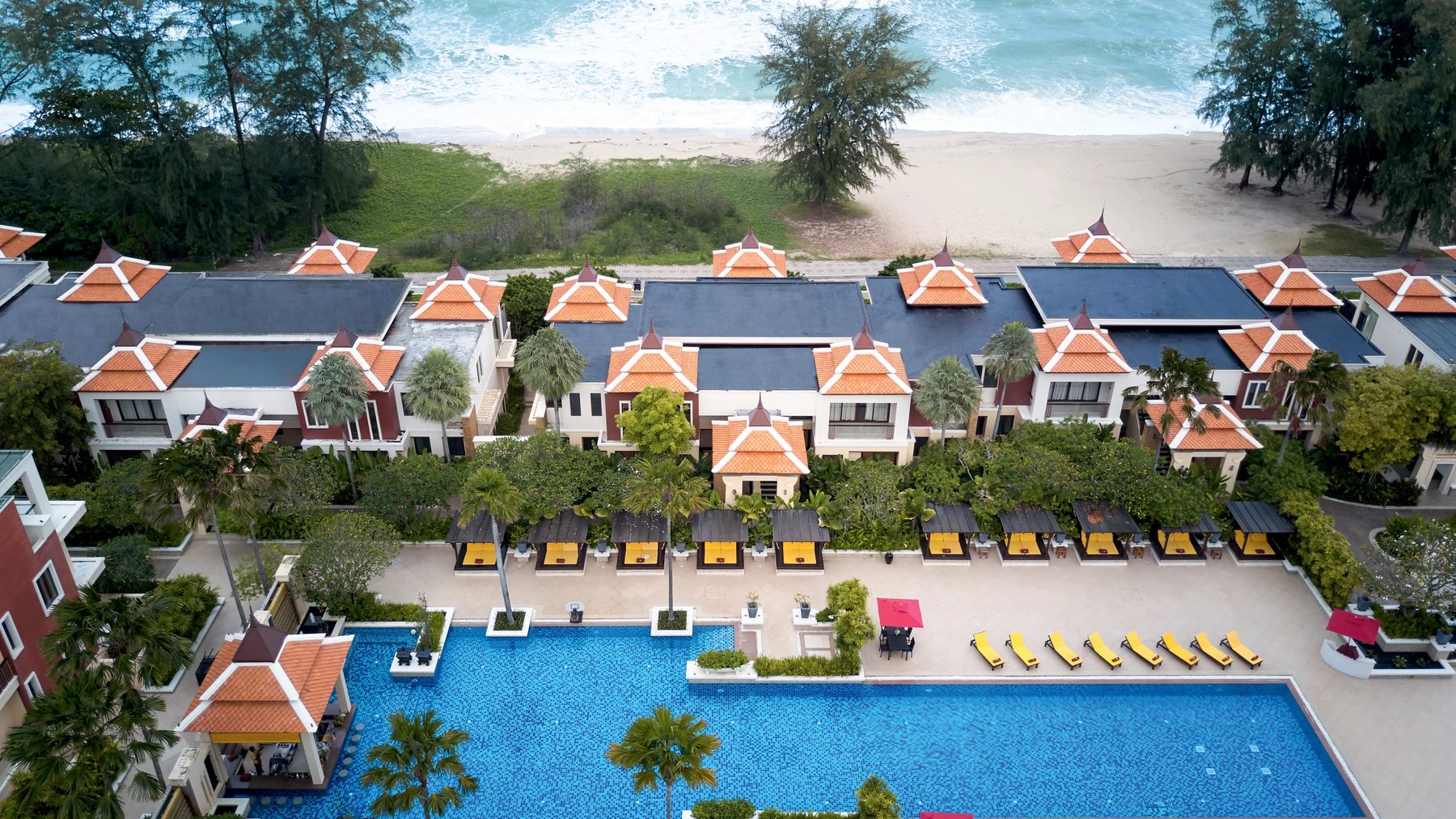 Mövenpick Resort Bangtao Beach Phuket — корпуса резиденций, бассейн и пляж Банг Тао с высоты