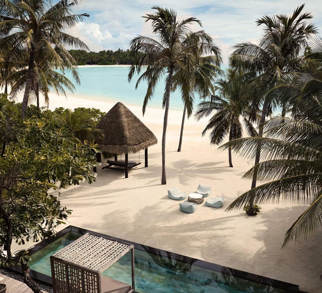 Grand Beach Villa: пляж, пальмы и бассейн