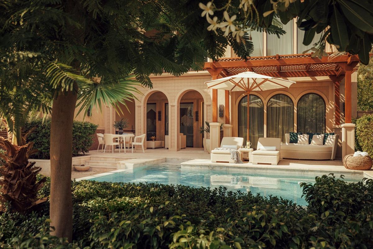 One&Only The Palm — терраса номера у бассейна
