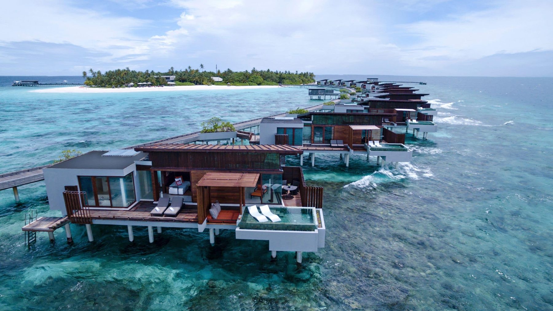 Park Hyatt Maldives Hadahaa: вилла на воде с бассейном, за ней остров Хадахаа