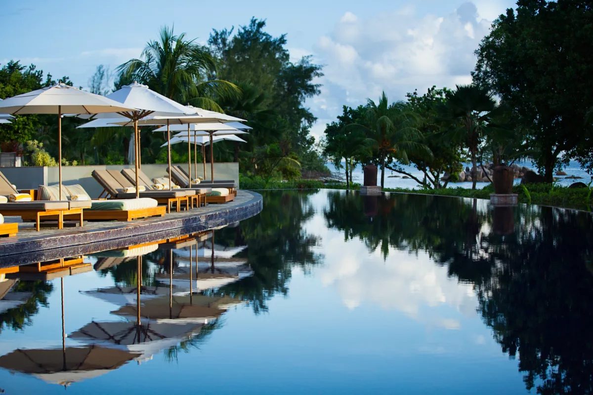 Raffles Seychelles — бассейн на закате