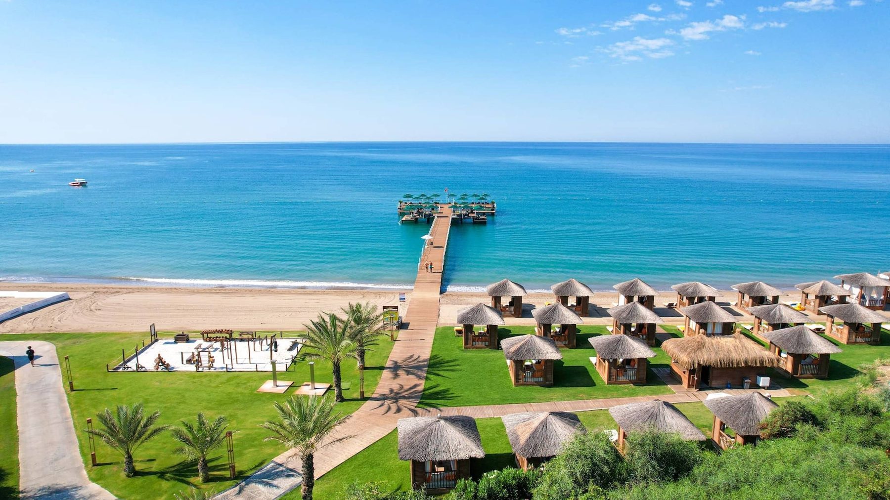 Rixos Premium Belek — пляж с кабанами и пирс над морем