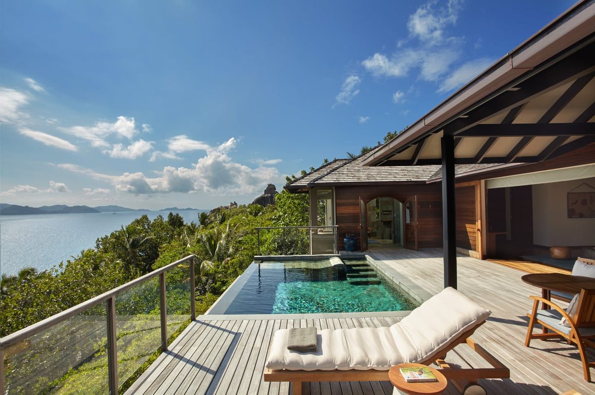 Six Senses Zil Pasyon — терраса с бассейном и видом на океан