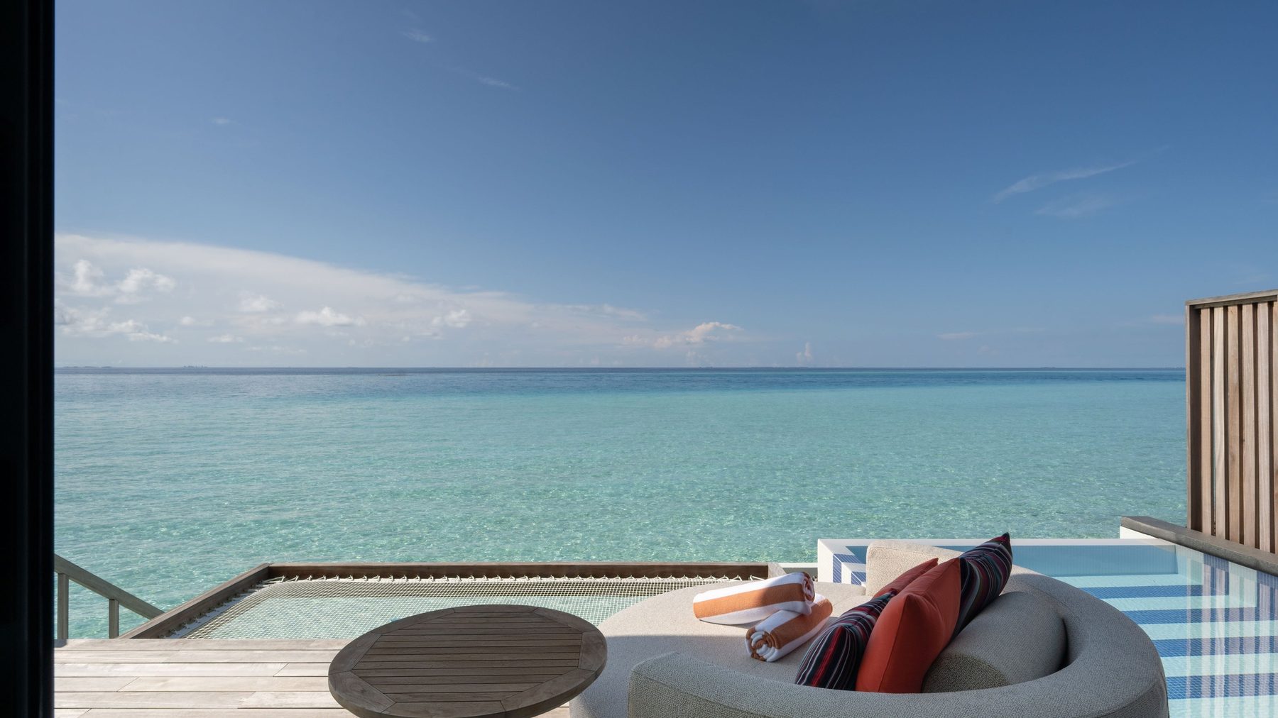 SO/ Maldives, терраса виллы на воде с бассейном, лагуна Эмбудху