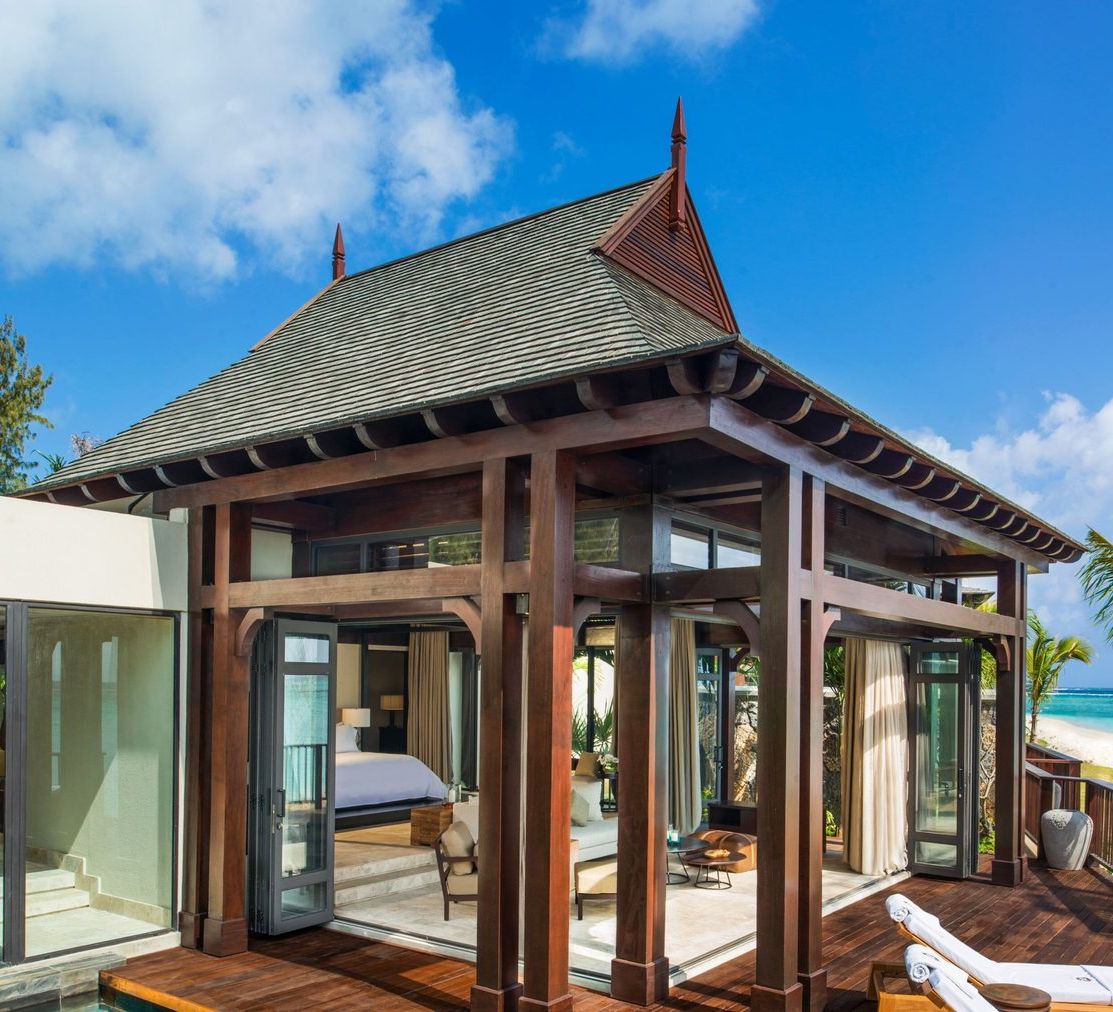 Вилла St. Regis с бассейном на пляже