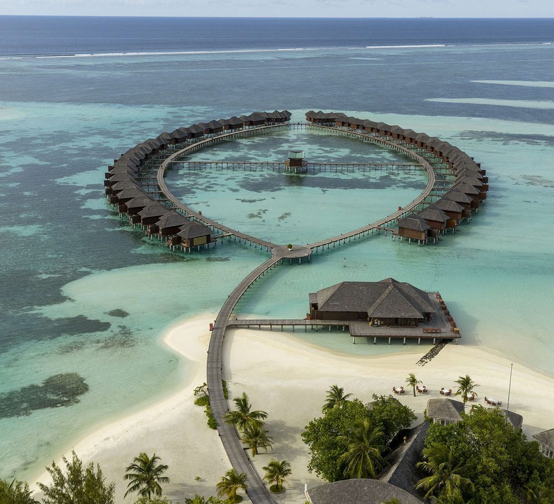 Виллы на воде и мостки с высоты