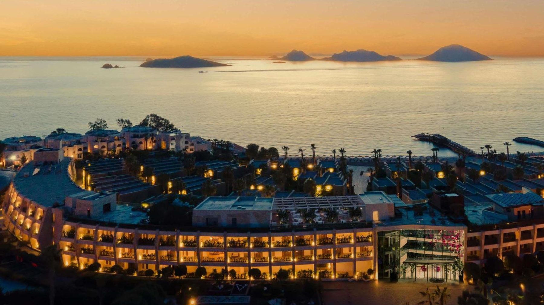Swissôtel Resort Bodrum Beach — курорт на берегу в Тургутрейсе вечером