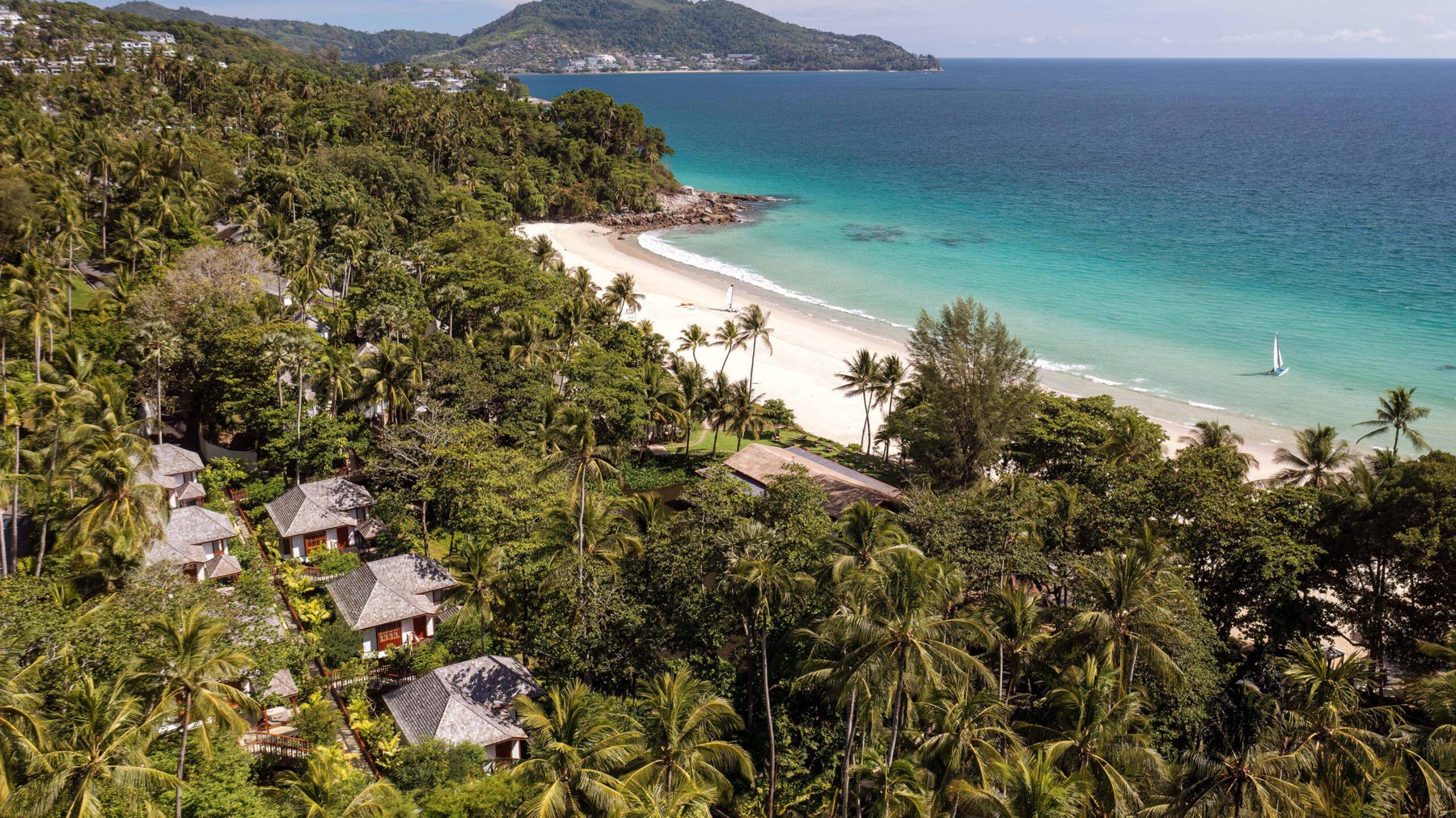 The Surin Phuket — коттеджи на склоне над пляжем Пансеа