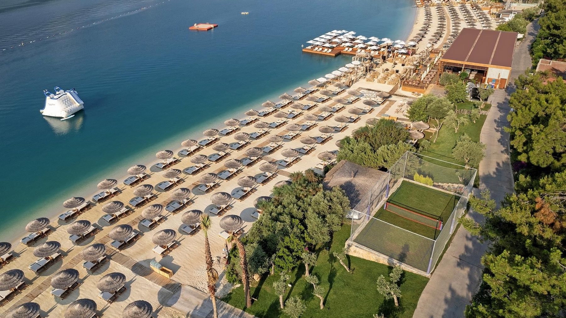 Titanic Luxury Collection Bodrum — пляж и курорт с высоты