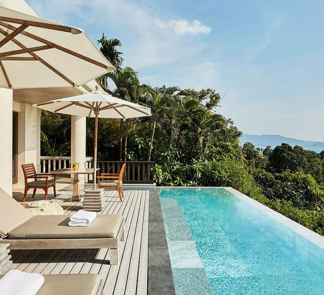 Signature Ocean View Pool Suite — терраса с бассейном