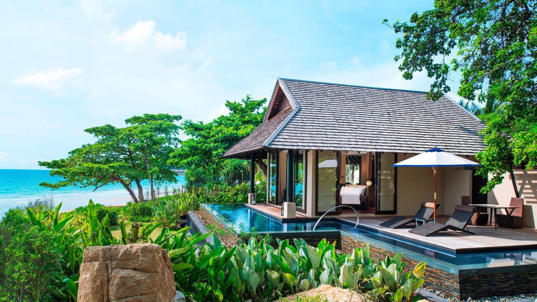 Vana Belle — Tropical Villa: бассейн вдоль террасы и вид на Сиамский залив