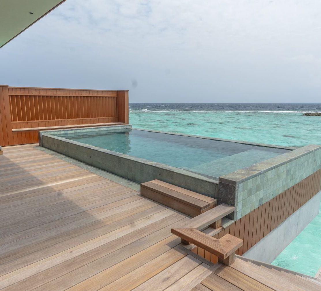 Ocean Pool Villa: терраса с бассейном над лагуной
